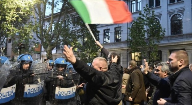Scontri corteo Ramelli a Milano, la Procura: «Manifestazione fascista»