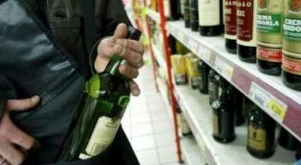Napoli, Ruba otto bottiglie di liquore al supermercato: preso dalla polizia