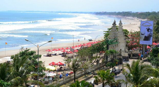 By Simon_sees from Australia - Kuta Beach, CC BY 2.0, https://commons.wikimedia.org/w/index.php?curid=24470804