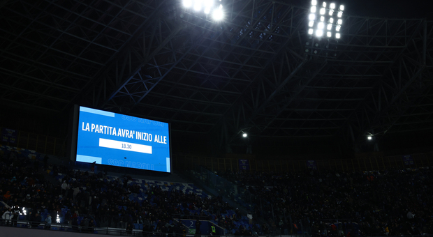 L'annuncio del rinvio di 30 minuti di Napoli-Cagliari
