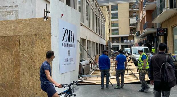 Paura in centro: crolla un'impalcatura del cantiere per il nuovo store di Zara