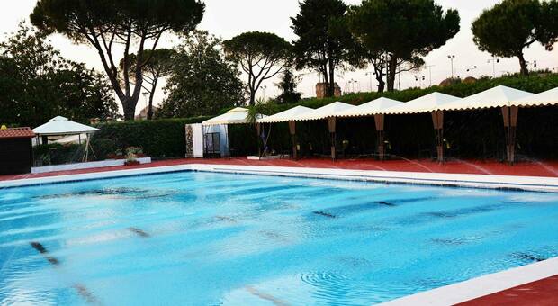 Roma, festa in piscina finisce in tragedia: 19enne si tuffa e annega