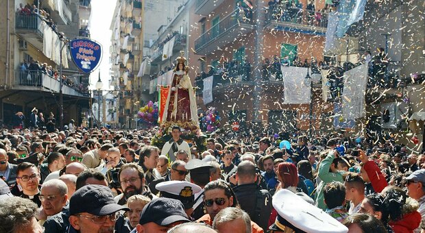 La processione della Madonna delle Galline a Pagani prima della pandemia