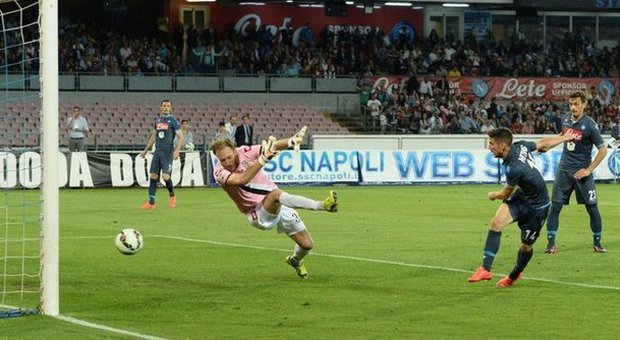 Napoli-Cesena 3-2: Mertens tiene i partenopei in scia della Lazio, Benitez vuol giocare con la Juve il 25
