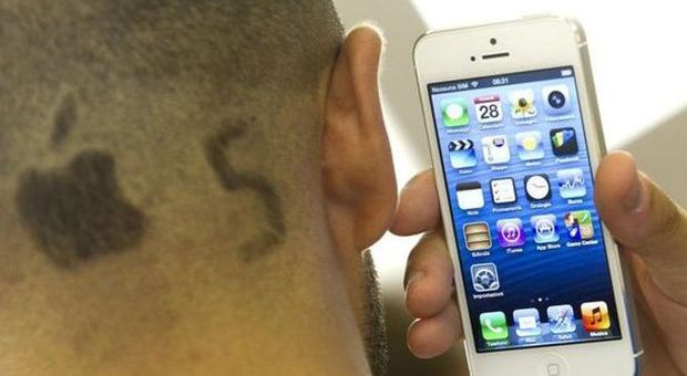 iPhone 5 introvabile nei negozi: «Colpa dei controlli di qualità alla Foxconn»