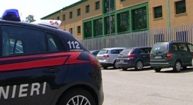 Inseguito dai carabinieri, lancia la busta piena di eroina dall'auto