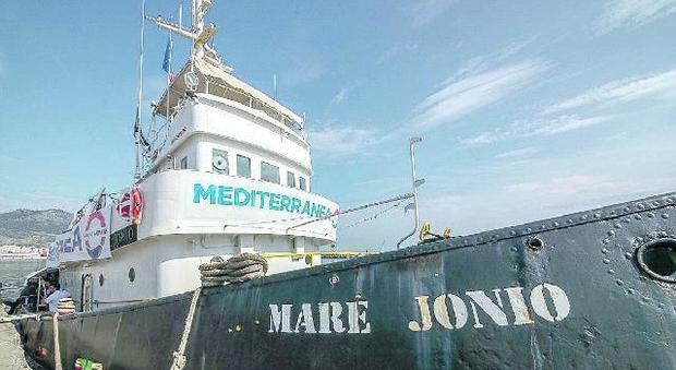 Migranti, la Mare Jonio fa rotta verso Lampedusa «Ma non potete sbarcare»