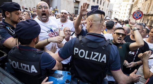 Whirlpool via da Napoli, la furia dei sindacati: «Fa caldo, l'azienda non ragiona più»