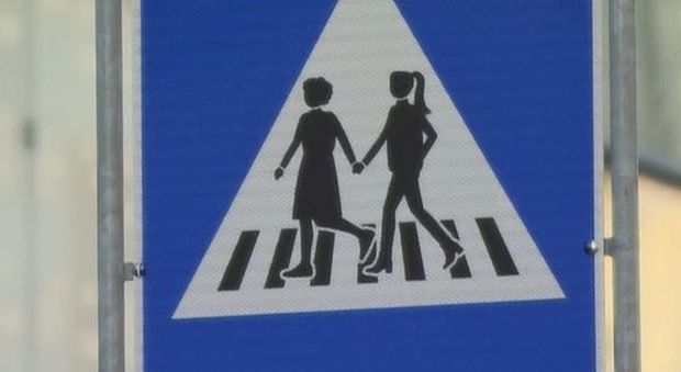 Segnali stradali al femminile, sagome di donne sui cartelli dei passaggi pedonali