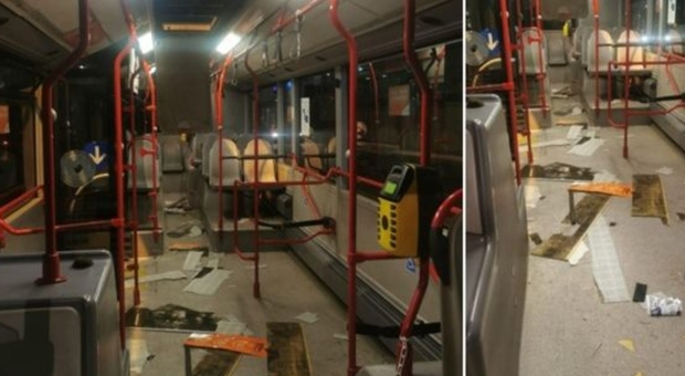 Roma, tifosi olandesi distruggono bus dell'Atac. L'assessore Patané: «Paghino i danni»