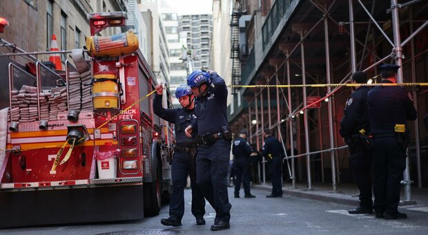 New York, crolla un garage: un morto e quattro feriti. Persone sotto le macerie