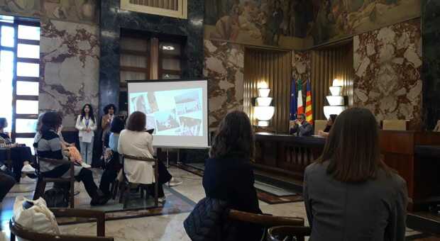 Un momento della presentazione dell'app City Trekk del liceo De Sanctis nel salone dei marmi del Comune di Salerno