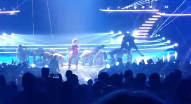 Paura al concerto di Britney Spears, un uomo sale sul palco e manda ko il bodyguard