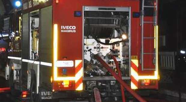 Rapagnano, fiamme nel box auto: fuggono in terrazzo, salvati dai pompieri