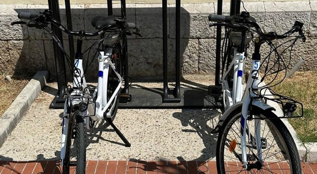 Le bici elettriche posizionate in paese