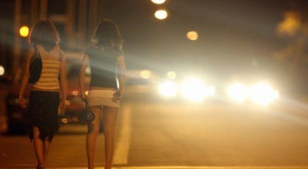 Napoli, i minori si prostituiscono in strada: «I clienti? Professionisti e padri di famiglia»
