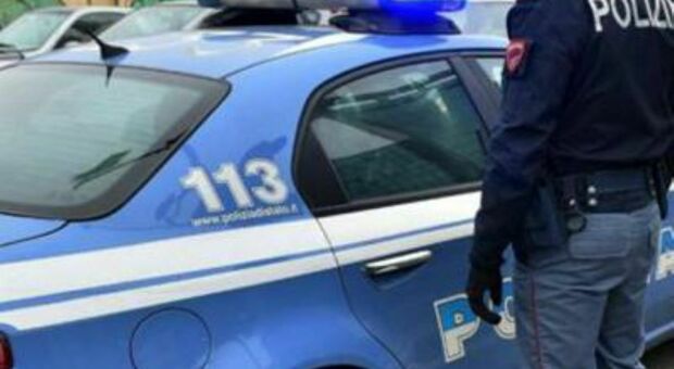 Roma, sparatoria in strada a Centocelle, anche sulle auto in sosta: ferito un 49enne