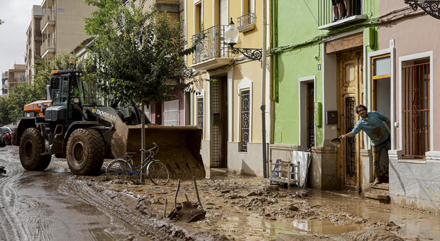 https://statics.cedscdn.it/photos/MED/18/65/8451865_01112458_valencia_alluvione_sciacalli_agenzia_fotogramma_ipa51103600.jpg