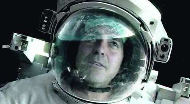 Clooney nel film Gravity