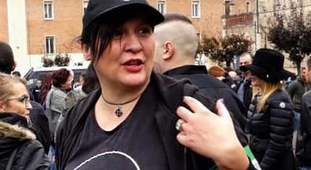 Auschwitzland, Forza Nuova sospende «a tempo indeterminato» la militante con la maglietta choc