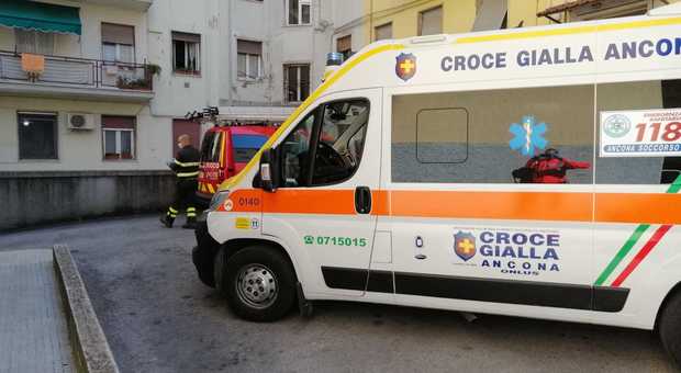 L'ambulanza della Croce Gialla e i vigili del fuoco in via Giordano Bruno