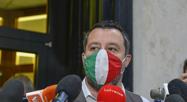 Salvini e l'ironia sul degrado della Capitale: «Se a Ponte Milvio non fai l'aperitivo con il cinghiale, sei fuori moda»