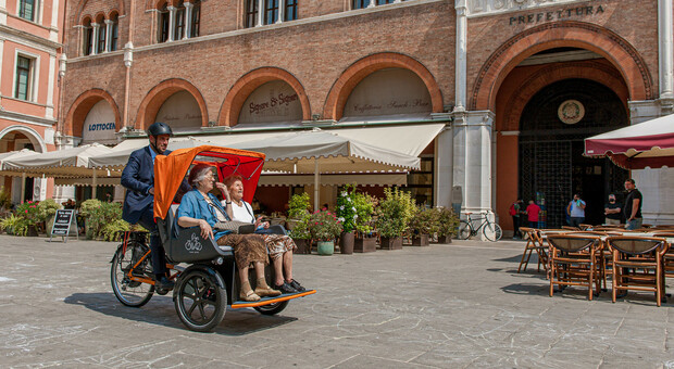 Il sindaco di Treviso, Mario Conte, che porta a spasso due anziane con la paribike elettrica