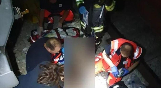 Ragazzino di 14 anni folgorato dai cavi elettrici della ferrovia, sbalzato per due metri davanti agli amici: è grave
