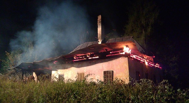 La casa in fiamme a Fusine nel Tarvisiano