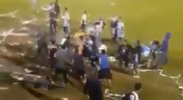 Argentina, tifosi invadono il campo e feriscono l'arbitro e i due guardalinee