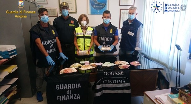 Operazione antidroga al porto: arrestati due trafficanti albanesi, sequestrato un kg di eroina e 43.000 euro in contanti