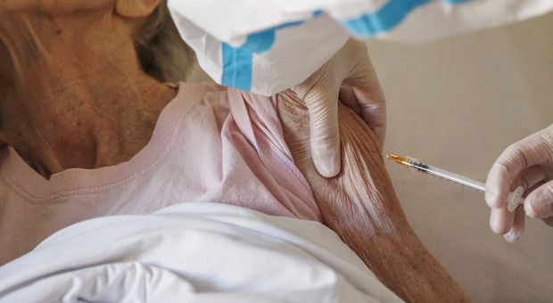 Rifiuta il vaccino, operatrice di una casa di riposo si ammala e contagia sei anziani