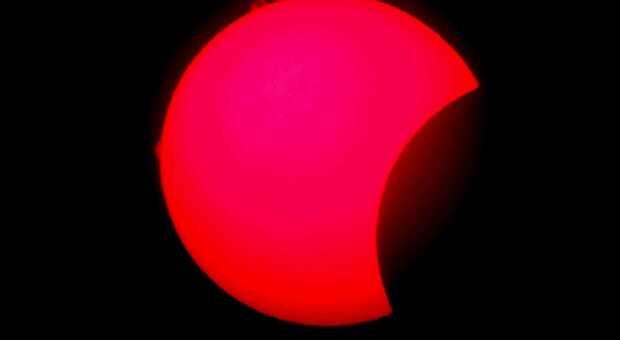 Anche il sole "sbuffa": la foto dell'eclissi