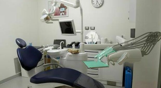 Ingoia un ago che finisce nel polmone durante la visita dal dentista: operata d'urgenza donna 45enne