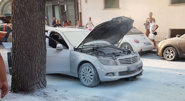 Salerno, auto in fiamme sul lungomare: paura tra i villeggianti di Maiori