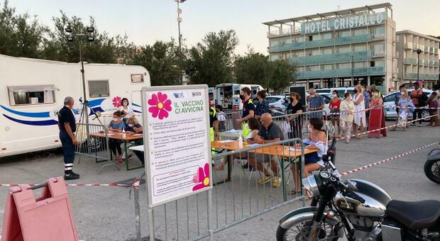 Il camper vaccinale ieri a Senigallia dove c'è stata la fila per la vaccinazione