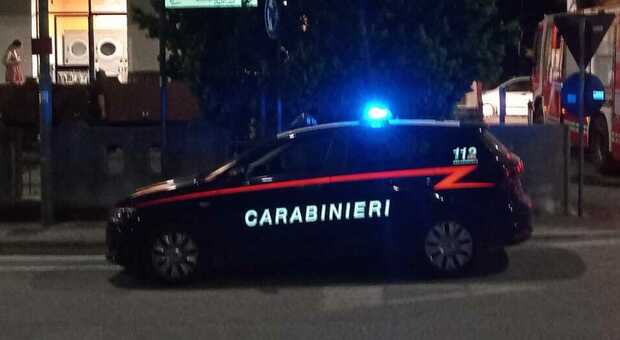 Fano, colpito da malore precipita nel dirupo: anziano portato in salvo "a spalla" dai carabinieri