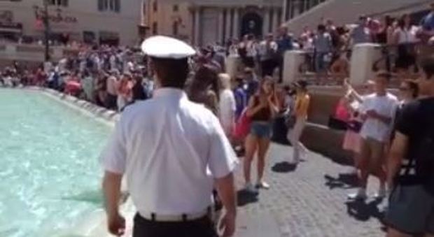 Piazza Navona, nudo nella fontana turista denunciato e multato: "Scusate, ma avevo molto caldo"