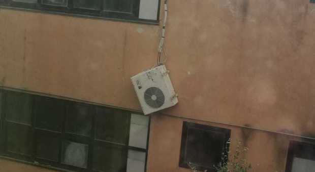 Tromba d'aria in Bassa Sabina: divelta copertura del tetto all'Aldo Moro di Passo Corese e scardinato un condizionatore
