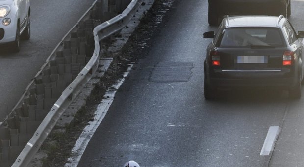 immagine Roma, ucciso da una buca a 23 anni: il Campidoglio la ripara subito