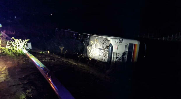 Maltempo in Sicilia, autobus si ribalta: terrore ma nessun ferito grave. L'autista: «Mai visto nulla di simile»