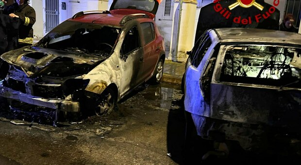Due auto a fuoco a Lecce: nella notte l'intervento dei Vigili del Fuoco