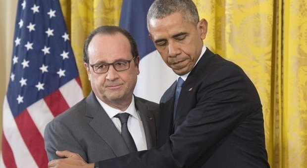 Obama accoglie Hollande: «Siamo tutti francesi, insieme per distruggere l'Isis»