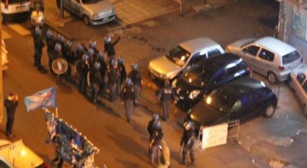 Napoli-Marsiglia, guerriglia fuori dallo stadio: sassi contro la polizia, armi nel bus dei tifosi francesi, militare ferito