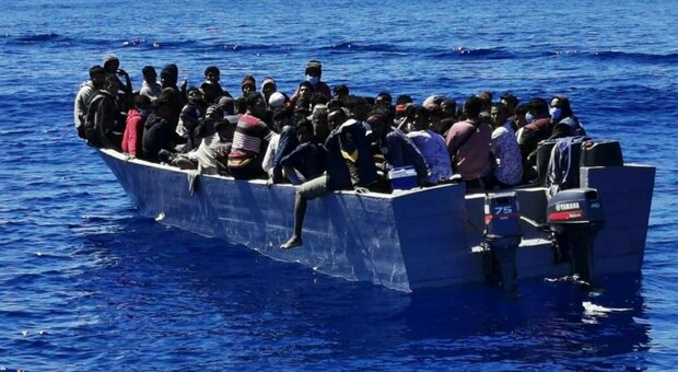 Lampedusa, sbarchi: Covid-hotel per i migranti. l'Italia: ricollocarli nella Ue