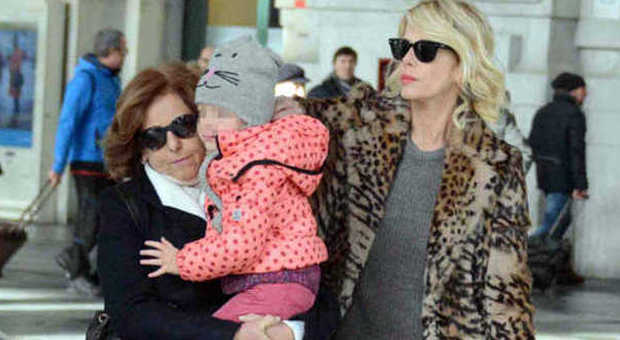 Alessia Marcuzzi a Milano con Mia e la madre