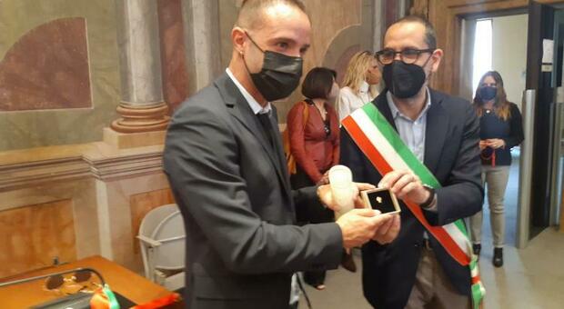 Il sindaco ha premiato Giacomo Vitaloni per il salvataggio a Piediluco di un giovane che stava affogando