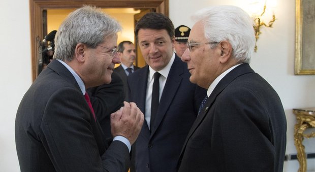 Gentiloni, Mattarella e Renzi (ansa)