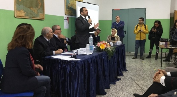 Napoli, il ministro Spadafora a San Giovanni: «Nuova vita al campetto della scuola»