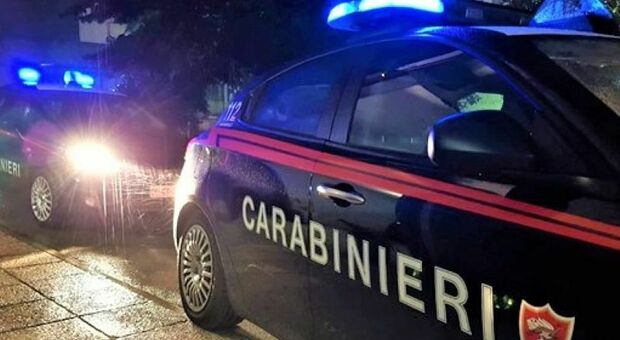 Furto di un portafoglio in un’auto, i carabinieri scovano i due ladri: hanno 35 e 44 anni